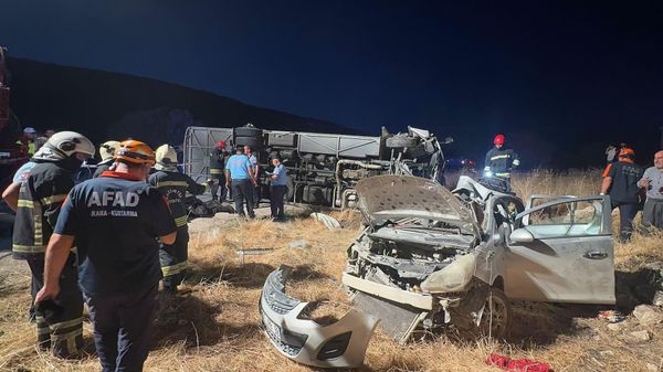 Gaziantep'te yolcu midibüsü ile otomobil çarpıştı - Sputnik Türkiye