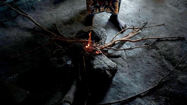 Odun, kömür ve gaz yağı gibi kirletici yakıtların yemek pişirmede kullanılması sonucu oluşan ev içi hava kirliliği, dünya genelinde her yıl yaklaşık 2.5 milyon kişinin erken ölümüne neden oluyor.  - Sputnik Türkiye