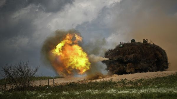 Танк Т-80БВМ отрабатывает боевое слаживание с военнослужащими 7-й отдельной мотострелковой бригады группировки войск Юг в зоне проведения СВО - Sputnik Türkiye