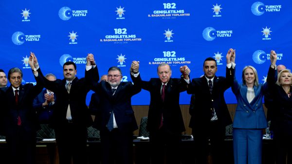 Cumhurbaşkanı Erdoğan, toplantının ardından partisine katılan 9 belediye başkanına rozetlerini taktı - Sputnik Türkiye