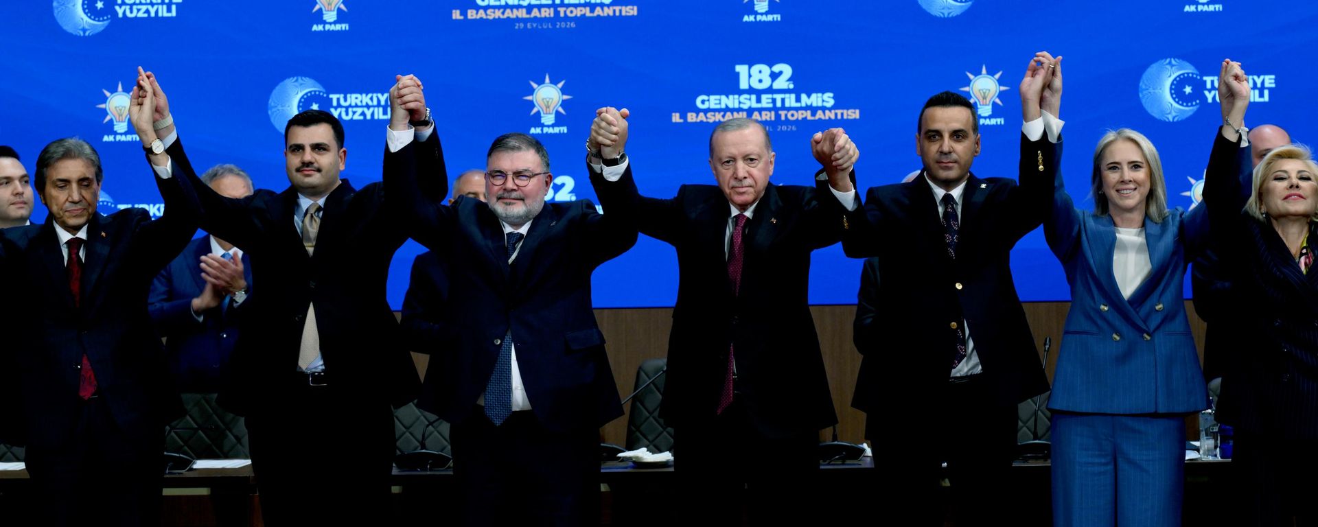 Cumhurbaşkanı Erdoğan, toplantının ardından partisine katılan 9 belediye başkanına rozetlerini taktı - Sputnik Türkiye, 1920, 29.09.2026