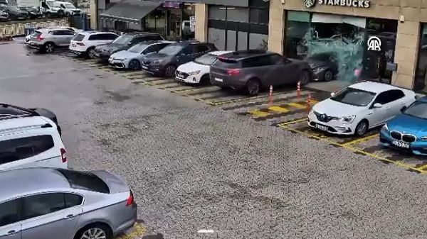 Çekmeköy'de kaza: Otoparktaki iki araç kafeye girdi - Sputnik Türkiye