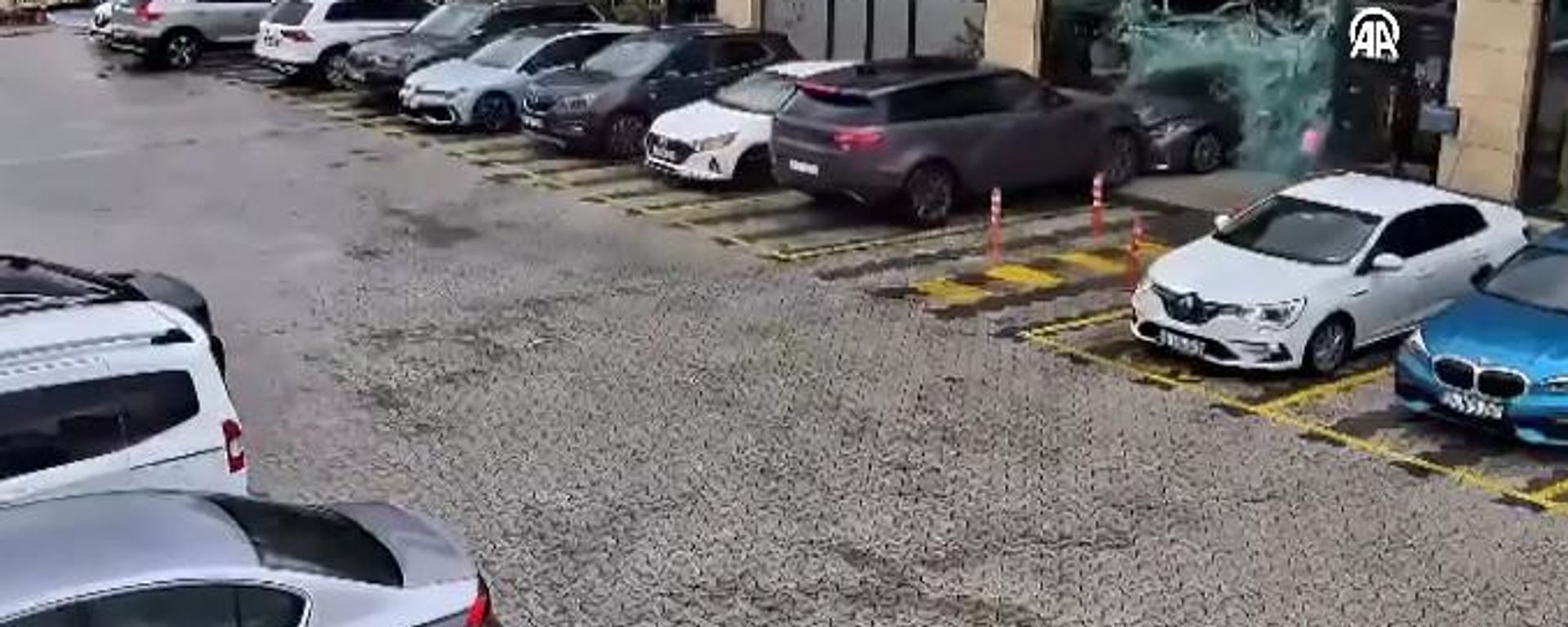 Çekmeköy'de kaza: Otoparktaki iki araç kafeye girdi - Sputnik Türkiye, 1920, 29.09.2026
