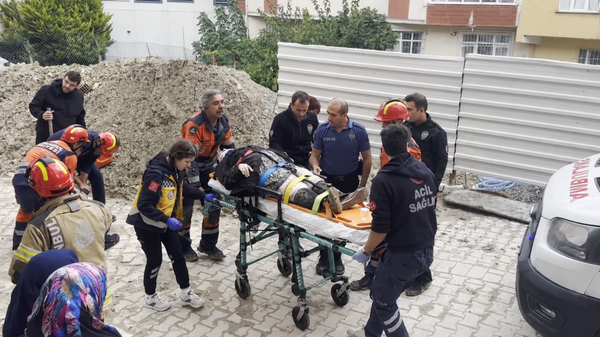 Yaşlı kadın metrelerce aşağı düştü - Sputnik Türkiye