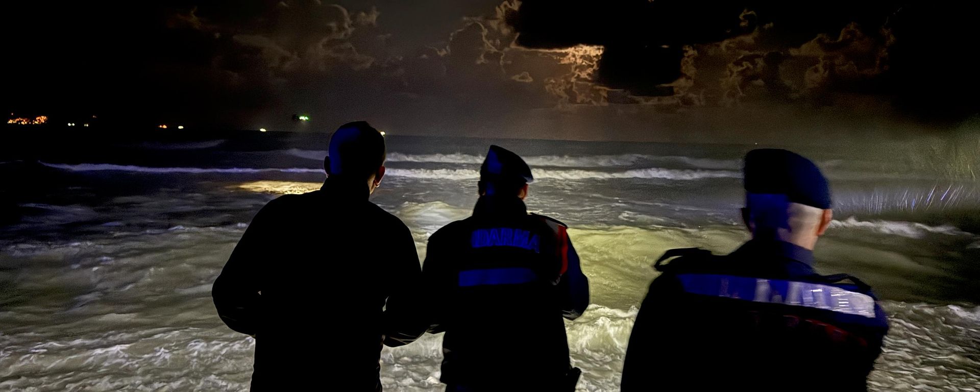 Sinop'ta alabora olan teknedeki bir polis memuru yaşamını yitirdi, kaybolan bir polis memurunun bulunması için çalışma yürütülüyor - Sputnik Türkiye, 1920, 30.09.2026
