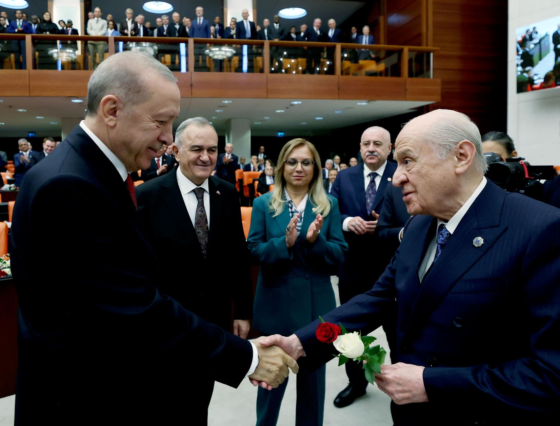 Bahçeli'den Erdoğan'a kırmızı ve beyaz gül - Sputnik Türkiye, 1920, 01.10.2026