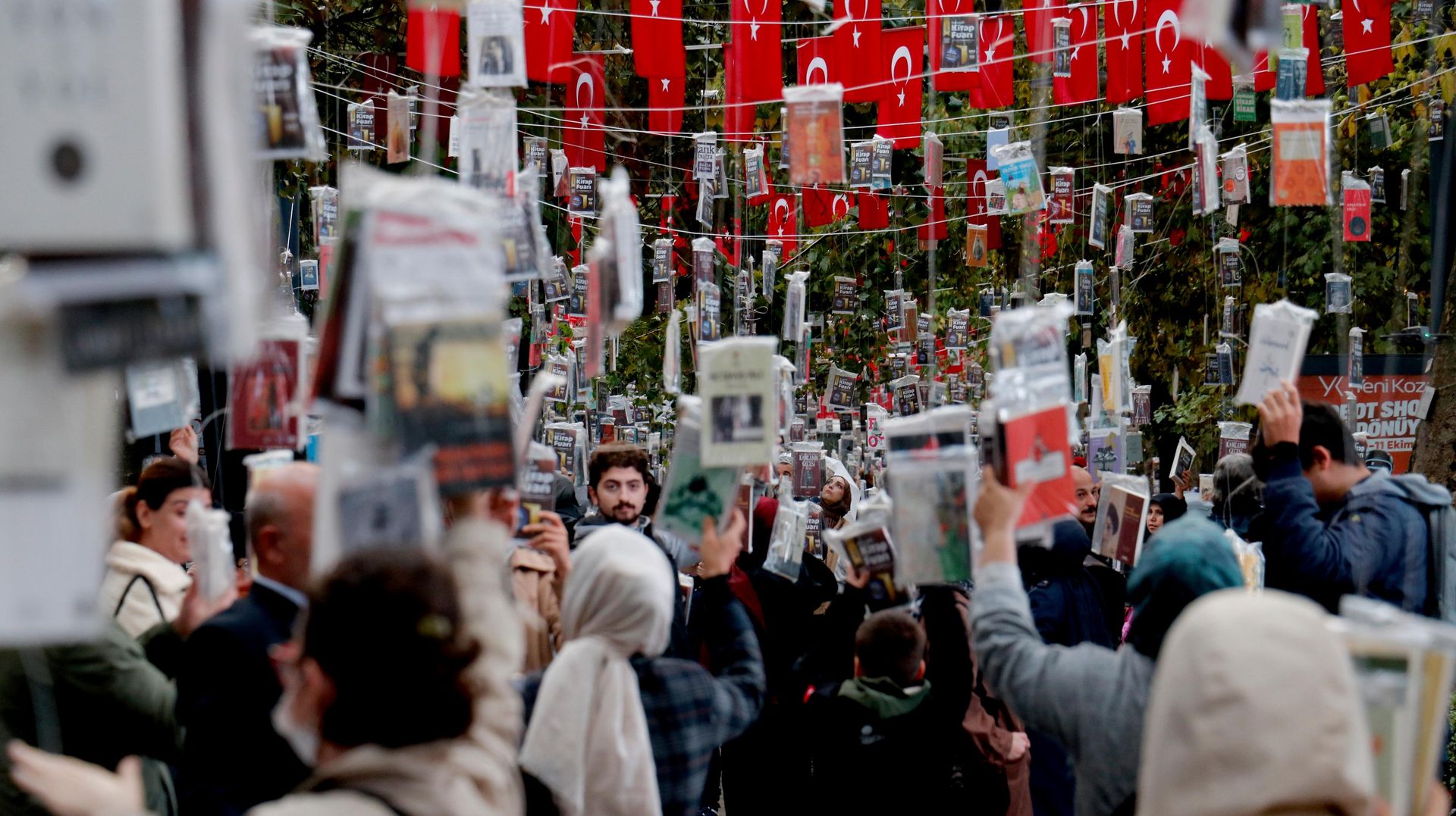 Kocaeli'de geleneksel hale gelen Ağaçlar Kitap Açtı etkinliğinde, asırlık çınarların dallarına asılan 5 bin kitap kısa sürede toplandı. - Sputnik Türkiye, 1920, 02.10.2026