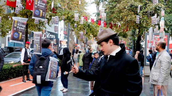 Kocaeli'de geleneksel hale gelen Ağaçlar Kitap Açtı etkinliğinde, asırlık çınarların dallarına asılan 5 bin kitap kısa sürede toplandı. - Sputnik Türkiye
