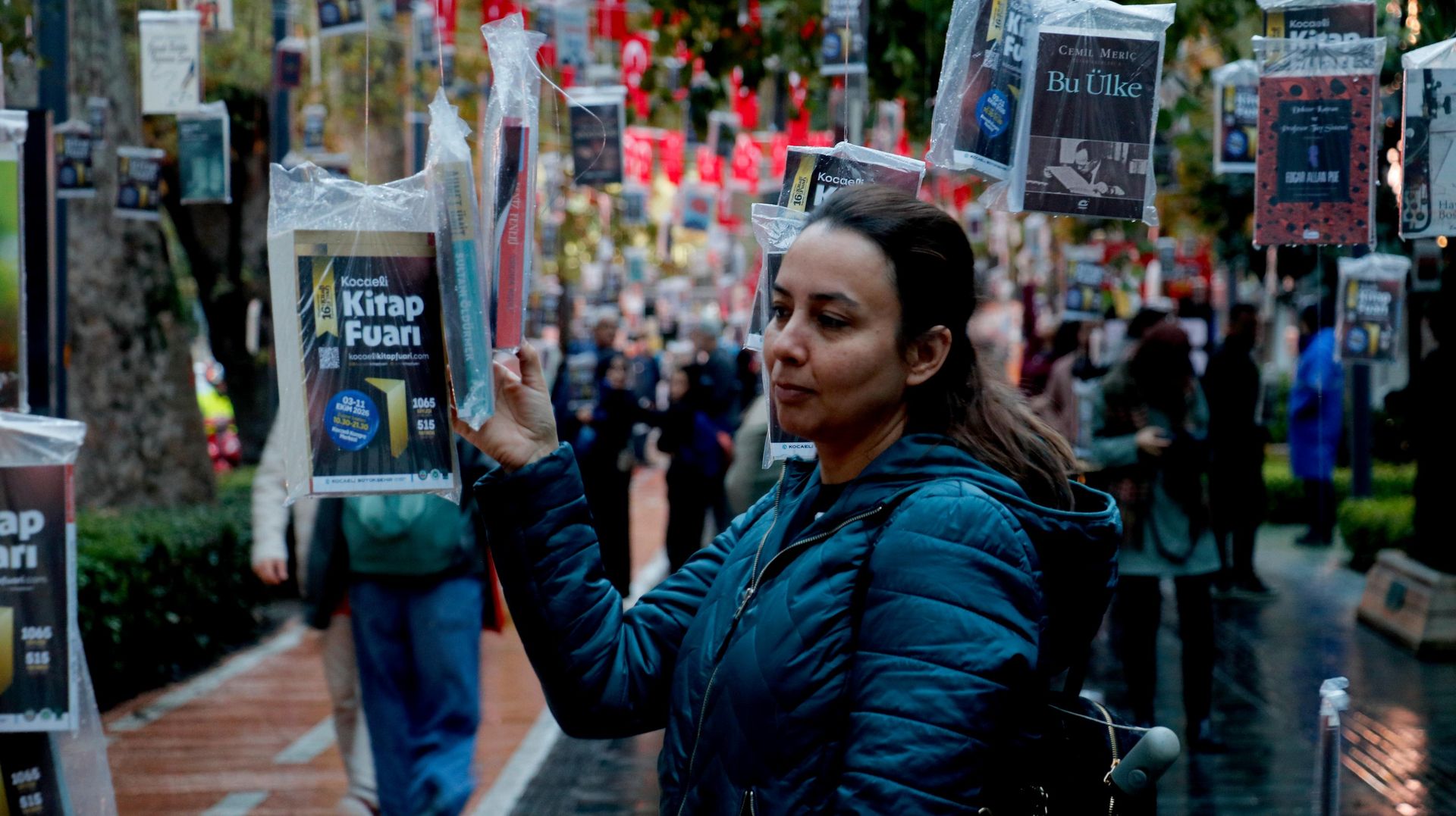 Kocaeli'de geleneksel hale gelen Ağaçlar Kitap Açtı etkinliğinde, asırlık çınarların dallarına asılan 5 bin kitap kısa sürede toplandı. - Sputnik Türkiye, 1920, 02.10.2026