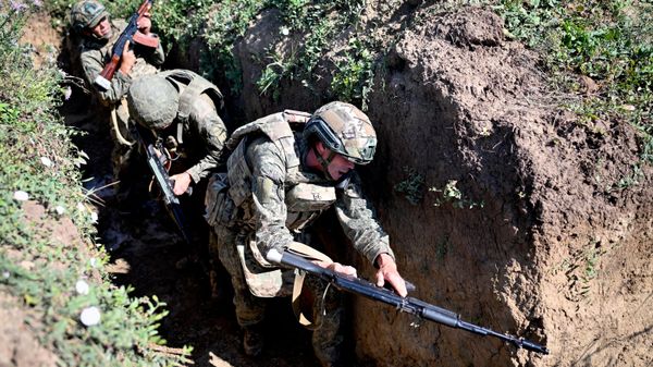 Военнослужащие Псковского соединения ВДВ группировки войск Центр во время тактической подготовки на Днепропетровском направлении СВО - Sputnik Türkiye