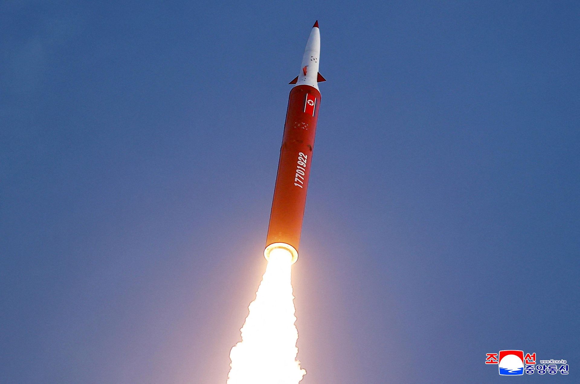 Kuzey Kore'deki füze testi denemesini Kim Jong-Un ve kızı izledi - Sputnik Türkiye, 1920, 04.10.2026