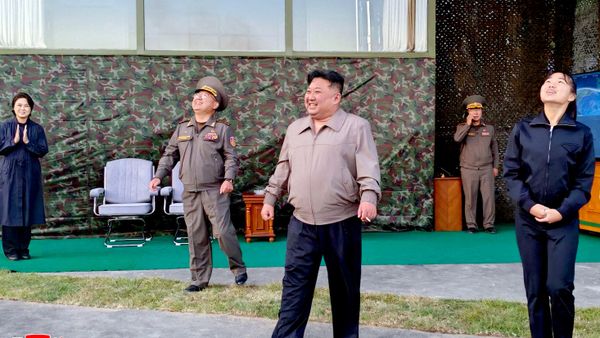 Kuzey Kore'deki füze testi denemesini Kim Jong-Un ve kızı izledi - Sputnik Türkiye