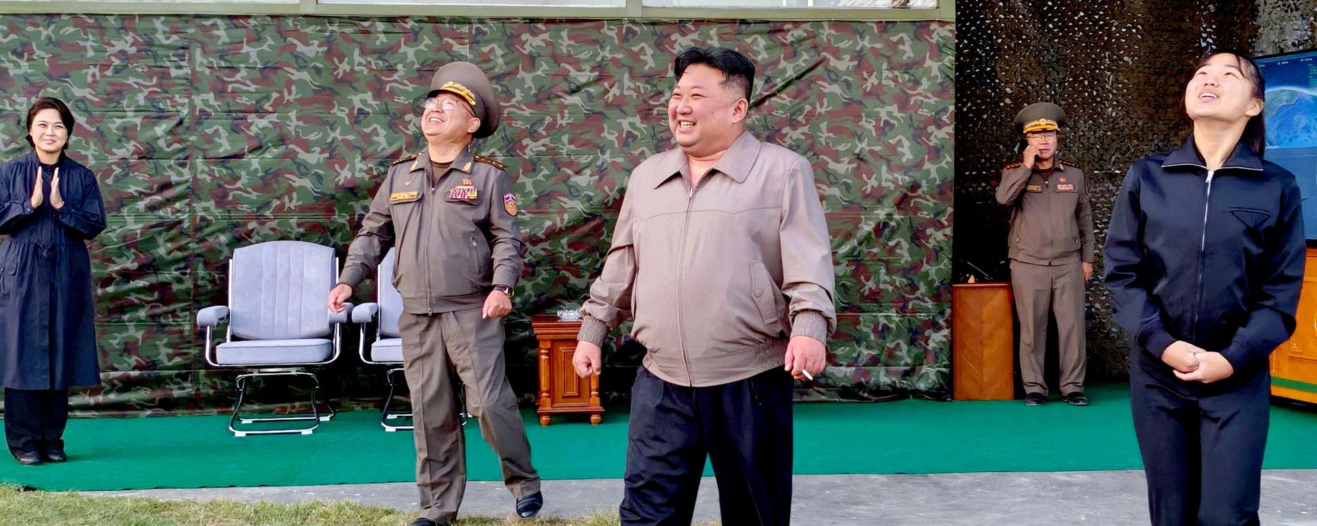 Kuzey Kore'deki füze testi denemesini Kim Jong-Un ve kızı izledi - Sputnik Türkiye, 1920, 04.10.2026