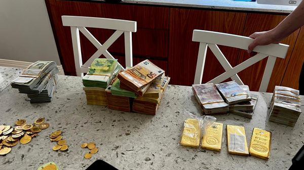 Mersin Büyükşehir Belediyesi’ne yolsuzluk soruşturması: Şüphelinin evinden servet çıktı - Sputnik Türkiye