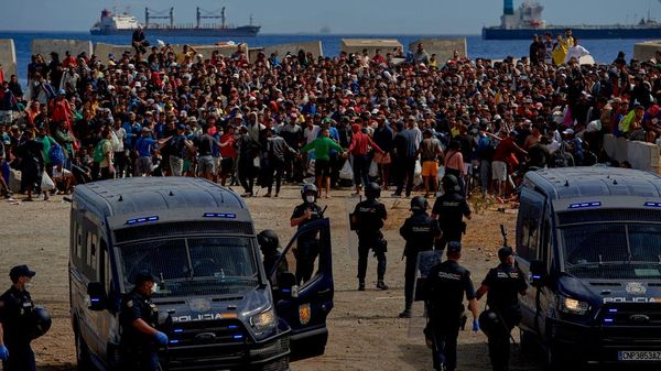 İspanyol polisi, Kral Felipe ve Kraliçe Letizia'nın ziyareti öncesinde Sebte'de yaklaşık 3 bin göçmenin iki aydır kaldığı sahildeki kampı boşalttı. - Sputnik Türkiye