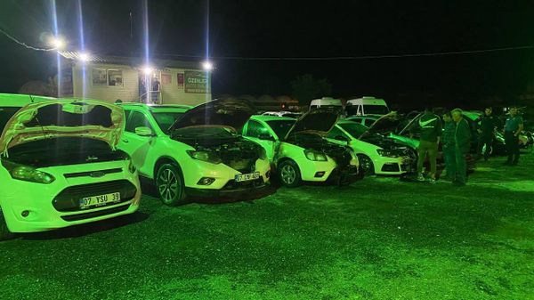 Antalya'nın Serik ilçesinde bir otomobil galerisindeki 6 aracın kundaklanması - Sputnik Türkiye
