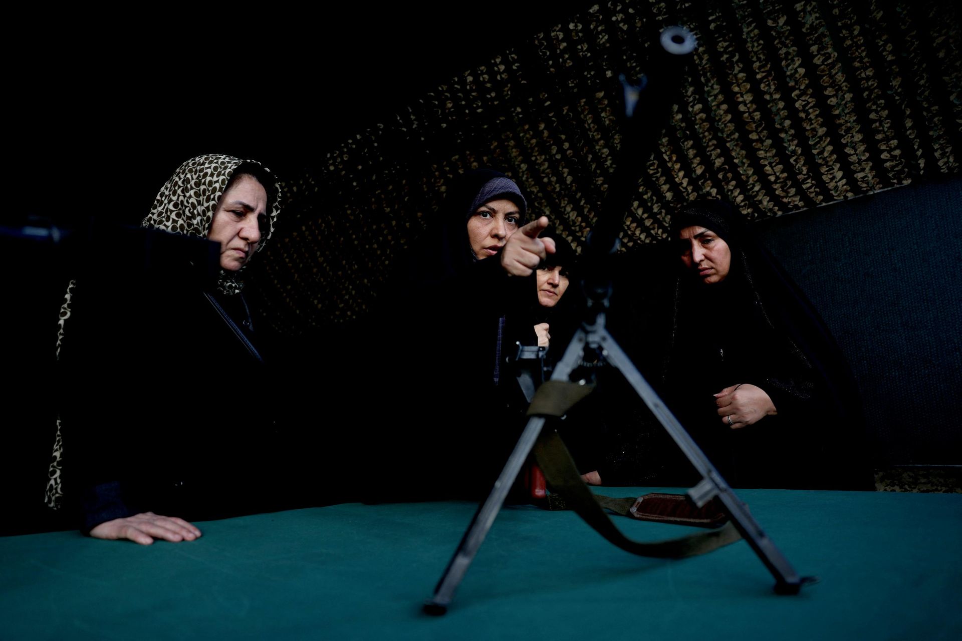 İran'da kadınlara askeri eğitim - Sputnik Türkiye, 1920, 05.10.2026