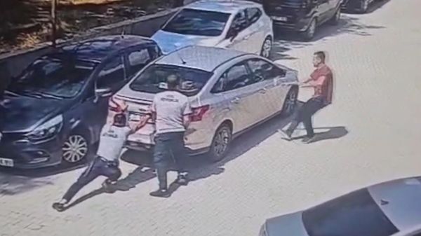 Otoparkta hareket eden araç görevliler tarafından durduruldu - Sputnik Türkiye