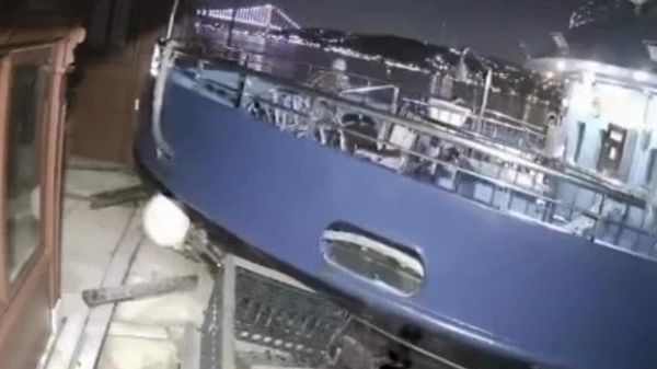 İstanbul'da tarihi yalıya yolcu vapuru çarptı: Yalının sahibi Derin Mermerci görüntüleri paylaştı - Sputnik Türkiye
