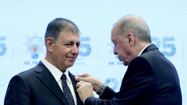 Cemil Tugay AK Parti’ye katıldı: Cumhurbaşkanı Erdoğan rozetini taktı
 - Sputnik Türkiye