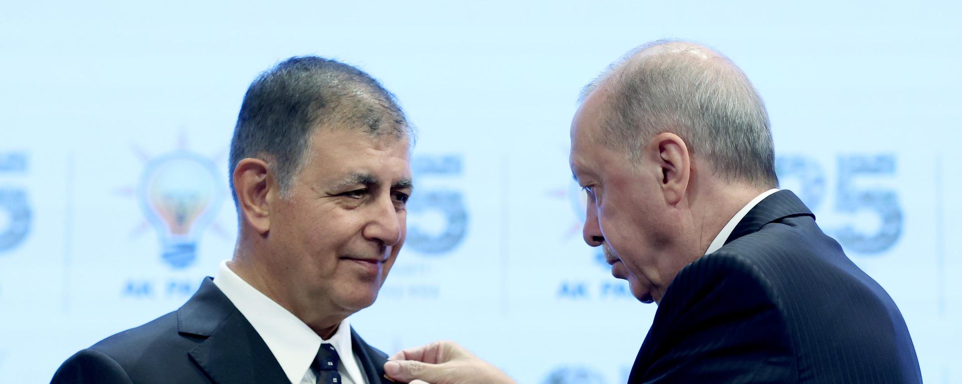 Cemil Tugay AK Parti’ye katıldı: Cumhurbaşkanı Erdoğan rozetini taktı
 - Sputnik Türkiye, 1920, 07.10.2026