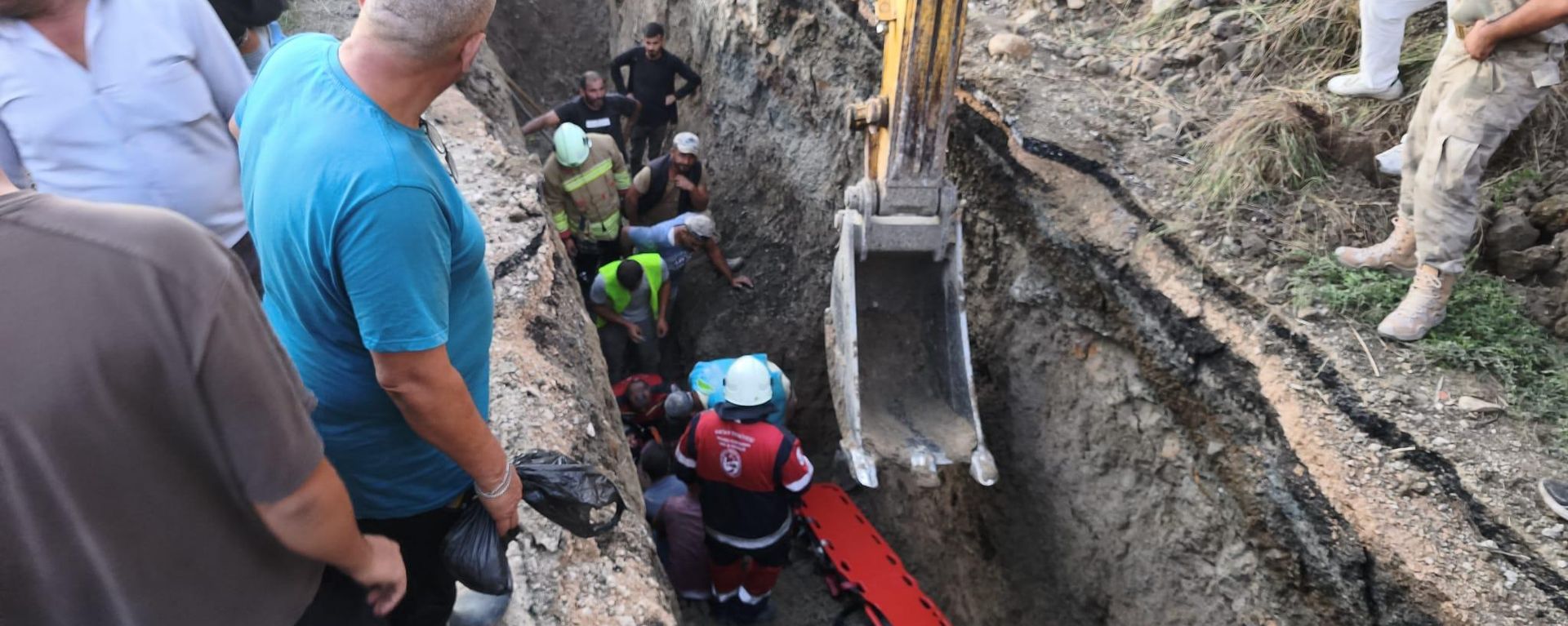 Hatay'ın Arsuz ilçesinde altyapı çalışması sırasında toprak altında kalan işçi yaralı olarak kurtarıldı - Sputnik Türkiye, 1920, 07.10.2026