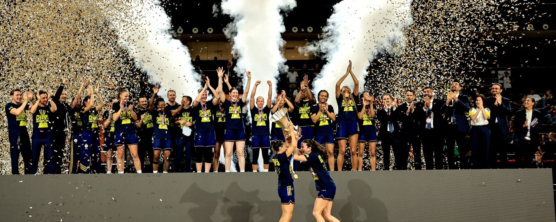 Fenerbahçe Tarfin, Çimsa ÇBK Mersin'i 79-71 yenerek 2026 FIBA Kadınlar Süper Kupası'nın sahibi oldu. Müsabaka sonrası düzenlenen törende sarı lacivertli ekip, kupasını aldı - Sputnik Türkiye, 1920, 07.10.2026