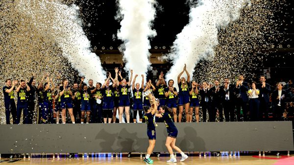 Fenerbahçe Tarfin, Çimsa ÇBK Mersin'i 79-71 yenerek 2026 FIBA Kadınlar Süper Kupası'nın sahibi oldu. Müsabaka sonrası düzenlenen törende sarı lacivertli ekip, kupasını aldı - Sputnik Türkiye