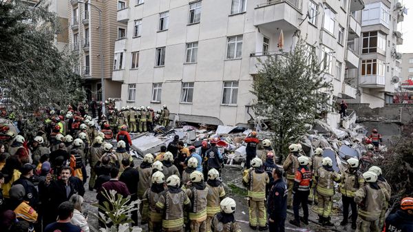 İstanbul'da 3 katı çöken bina - Sputnik Türkiye