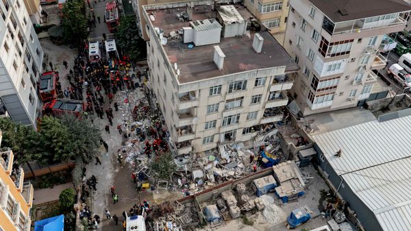 Maltepe'de bazı katları çöken 7 katlı bina - Sputnik Türkiye