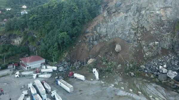 Artvin'de tır parkındaki heyelanda 1 kişi hayatını kaybetti
 - Sputnik Türkiye