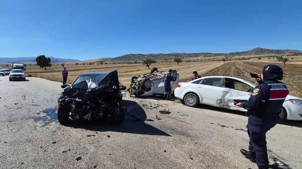 Burdur'un Yeşilova ilçesinde 3 aracın karıştığı kazada 1 kişi hayatını kaybetti, 4 kişi yaralandı. - Sputnik Türkiye
