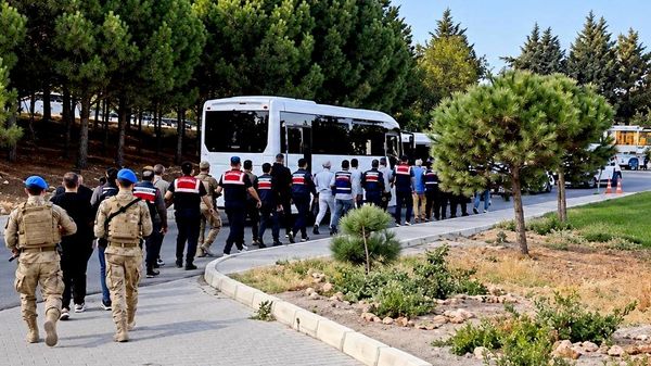 İzmir'de Çeşme Belediyesine yönelik operasyonda gözaltına alınan 12 şüpheli adliyede - Sputnik Türkiye