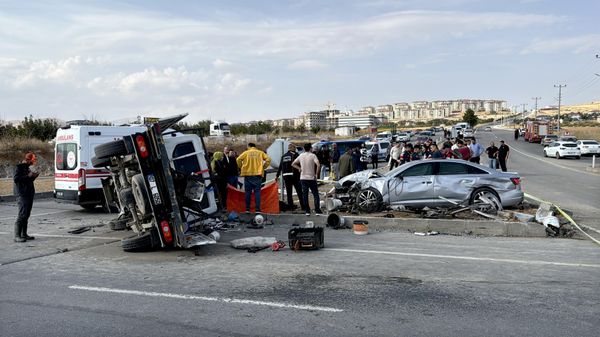 MHP konvoyunda kaza: 1 kişi hayatını kaybetti, Milletvekili Zuhal Karakoç dahil 7 kişi yaralandı - Sputnik Türkiye