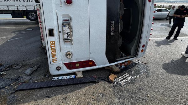 Antalya'da midibüs devrildi: İlk belirlemelere göre 5 kişi yaralı - Sputnik Türkiye