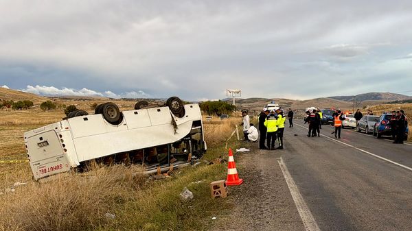 Afyonkarahisar'da işçi midibüsü devrildi - Sputnik Türkiye