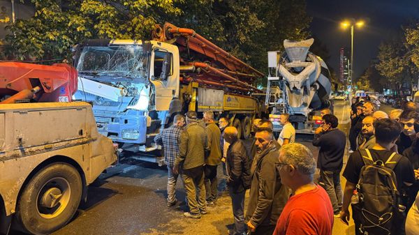 Avcılar'da kontrolden çıkarak geriye kayan beton pompa kamyonunun park halindeki araçlara çarpması sonucu 7 araçta hasar oluştu - Sputnik Türkiye