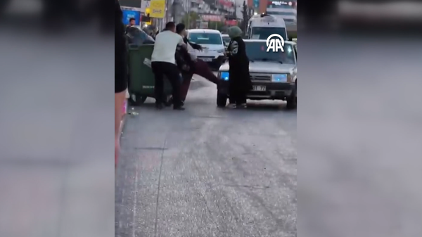 Trafikte aracından inip tartıştığı kişiye saldıran sürücüye 180 bin lira ceza - Sputnik Türkiye