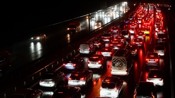  İstanbul'da akşam saatlerinde yağışlı havanın da etkisiyle trafik yoğunluğu yüzde 89'a ulaştı. - Sputnik Türkiye