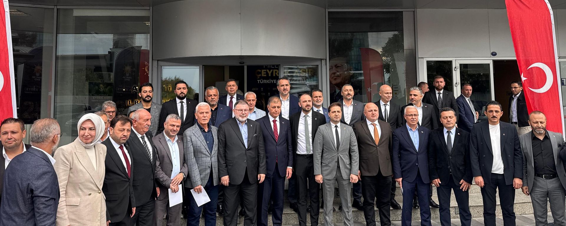 İzmir Büyükşehir Belediye Başkanı Cemil Tugay, AK Parti İzmir İl Başkanlığını ziyaret etti - Sputnik Türkiye, 1920, 13.10.2026