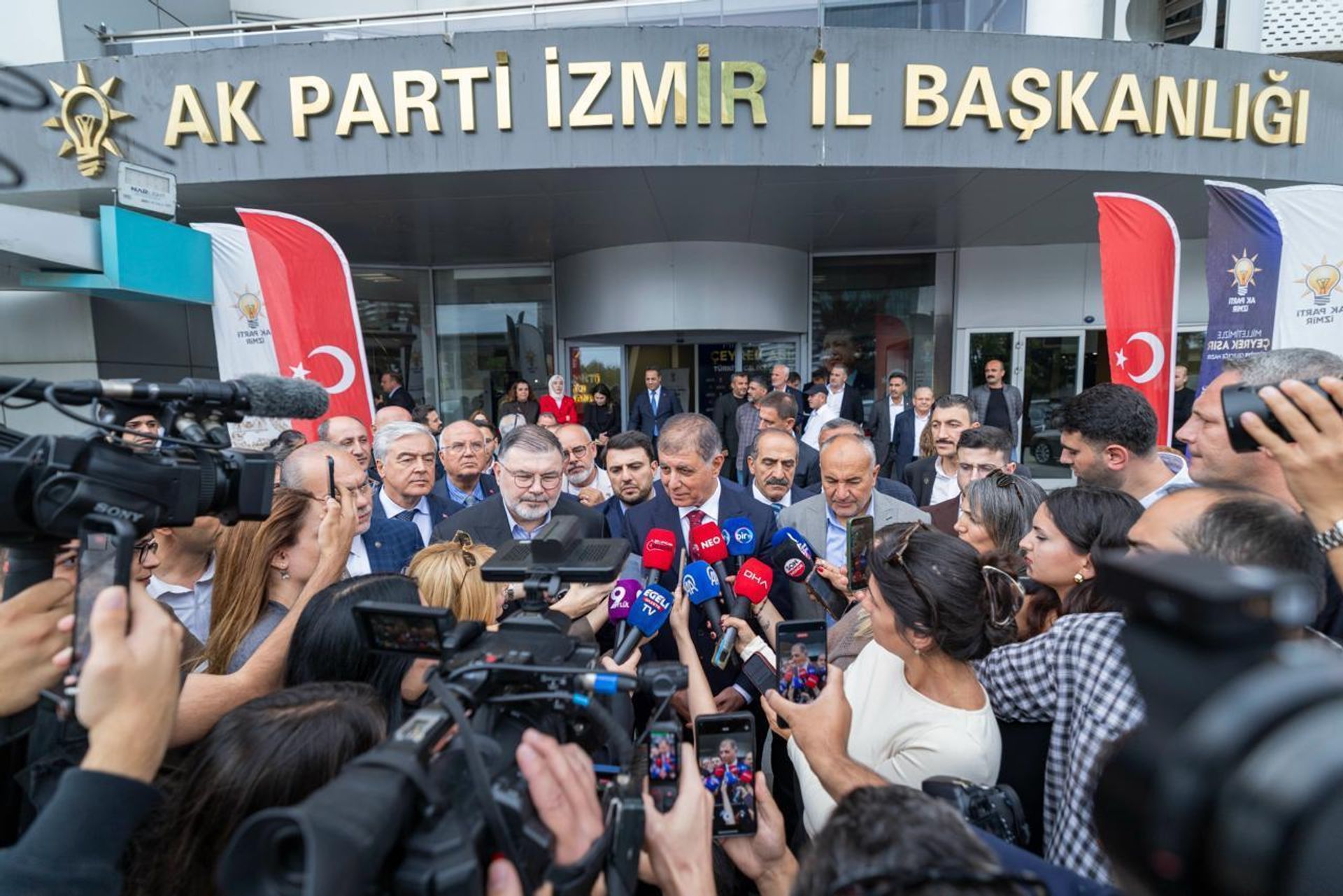 İzmir Büyükşehir Belediye Başkanı Cemil Tugay, AK Parti İzmir İl Başkanlığını ziyaret etti - Sputnik Türkiye, 1920, 13.10.2026