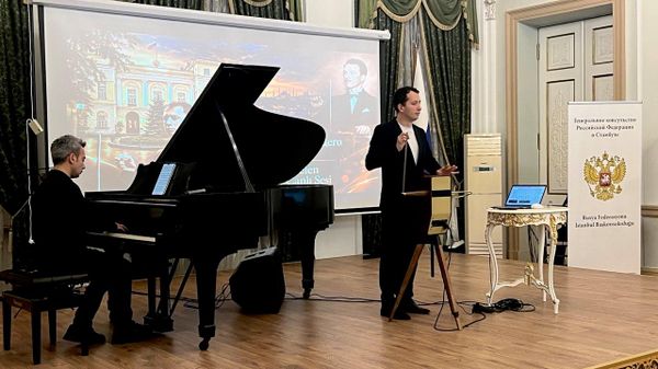 Rusya’nın İstanbul Başkonsolosluğu, 1919 yılında Lev Termen tarafından icat edilen ve dünyada temas edilmeden çalınan tek enstrüman olma özelliğini taşıyan termenvoksun özel bir performansına ev sahipliği yaptı. Mucidin torunu Pyotr Termen, gecede klasik ve Türk müziğinden eserler sundu. - Sputnik Türkiye