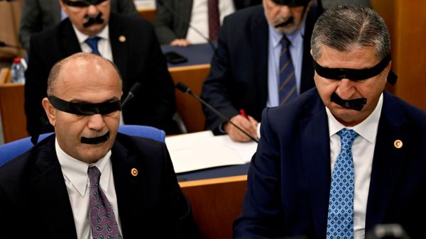 Yeni Partili vekillerden komisyonda Halk TV tepkisi: Göz ve ağızlarına siyah bant çektiler - Sputnik Türkiye