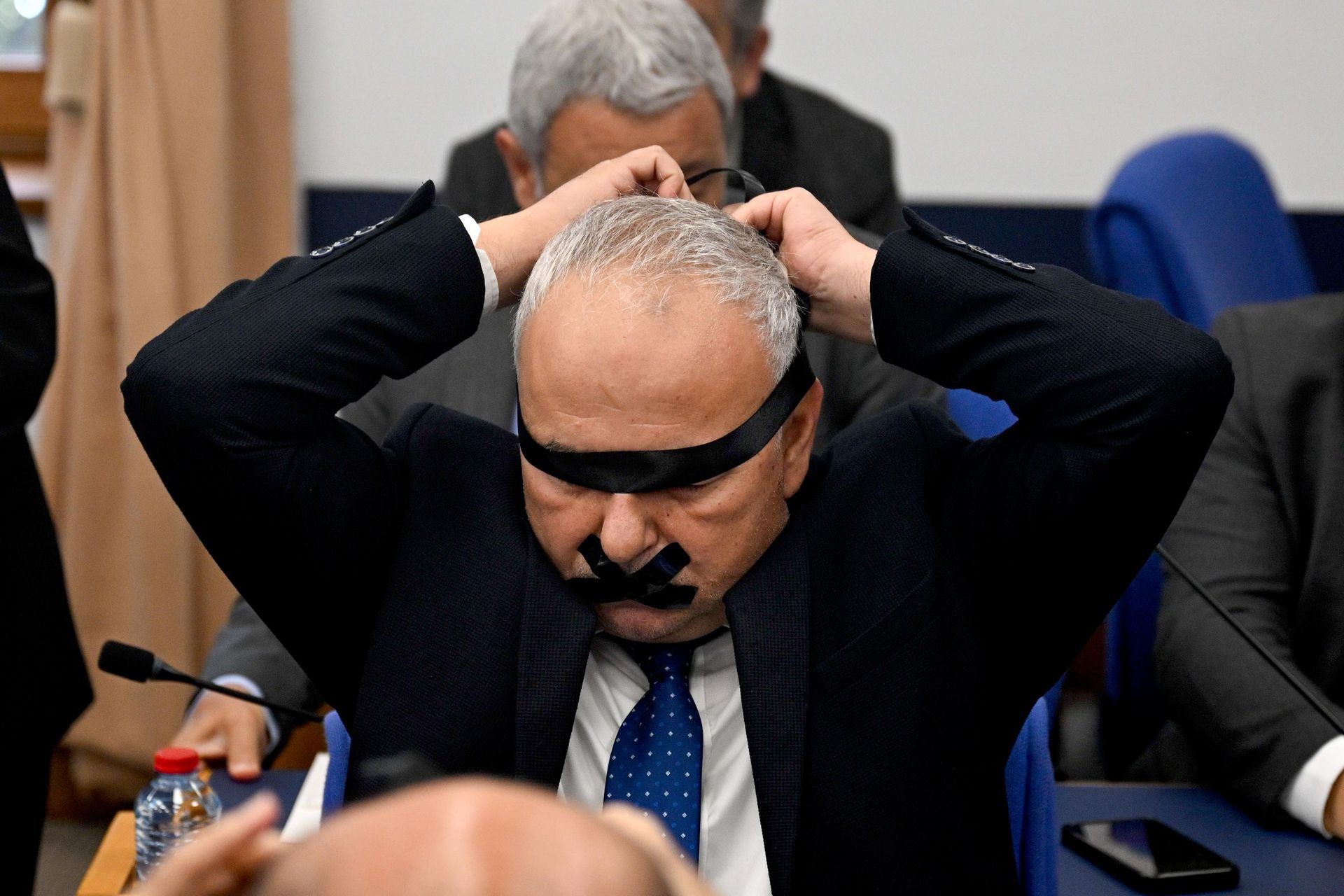 Yeni Partili vekillerden komisyonda Halk TV tepkisi: Göz ve ağızlarına siyah bant çektiler - Sputnik Türkiye, 1920, 14.10.2026
