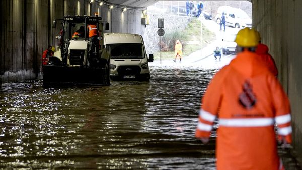 AKOM İstanbul için kritik saatleri açıkladı: Meteoroloji uzmanı Prof. Dr. Orhan Şen'den 'evinize erken gidin' uyarısı - Sputnik Türkiye