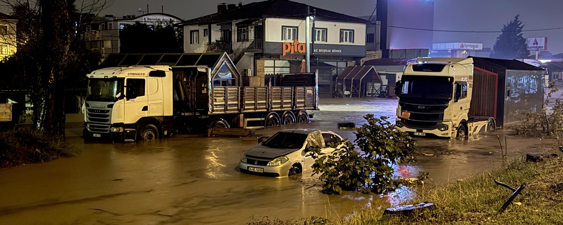 Kocaeli'de etkili olan sağanak  - Sputnik Türkiye, 1920, 15.10.2026