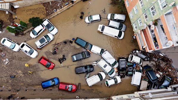 İstanbul Sarıyer'de hasar alan araçlar havadan görüntülendi - Sputnik Türkiye
