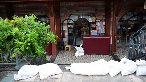Üsküdar Sahaflar Çarşısı'nı yine su bastı: Birçok kitap ıslandı - Sputnik Türkiye