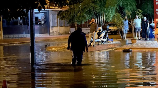 Mersin'de merkez ilçelerde etkili olan sağanak nedeniyle bazı sokaklarda su baskınları oluştu - Sputnik Türkiye