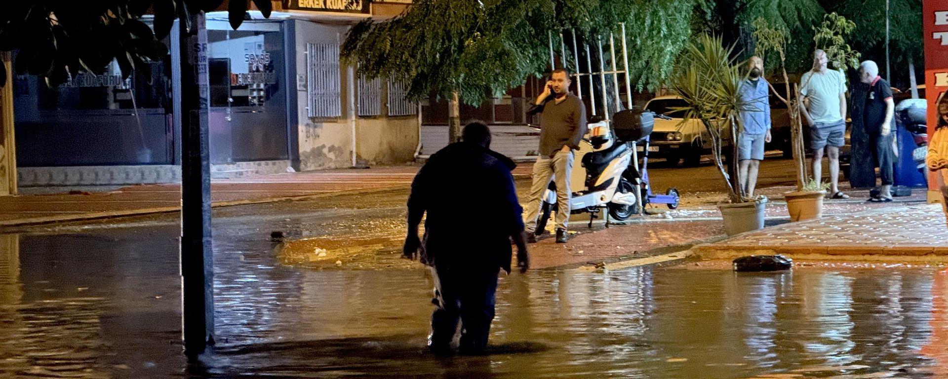 Mersin'de merkez ilçelerde etkili olan sağanak nedeniyle bazı sokaklarda su baskınları oluştu - Sputnik Türkiye, 1920, 29.10.2026
